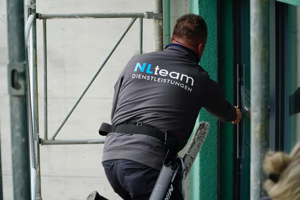 Mitarbeiter von NL Team bei der Arbeit an einer Fassade